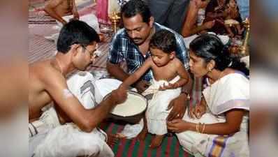 ഇന്ന് വിജയദശമി; അക്ഷരലോകത്തേക്ക് പിച്ചവെച്ച് കുരുന്നുകള്‍