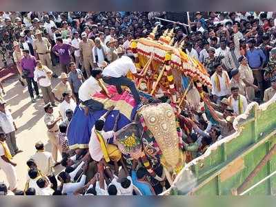 ಅಂಬಾರಿ ಜಾರಿದರೂ ಸಾಂಗವಾಗಿ ಸಾಗಿದ ಮೆರವಣಿಗೆ