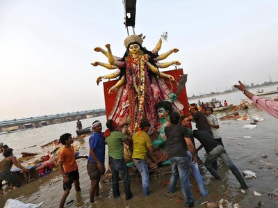 नवरात्रि के बाद सैकड़ों मूर्तियां यमुना में विसर्जित, प्रदूषण की होगी जांच