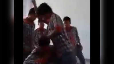 गैंगस्टर के बेटों की गुंडागर्दी, स्कूल में बैचमेट को पीटा, विडियो हुआ वायरल