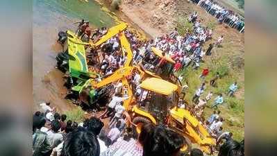 ನೀರಿನ ಗುಂಡಿಗೆ ಬಸ್‌ ಉರುಳಿ 13 ಸಾವು