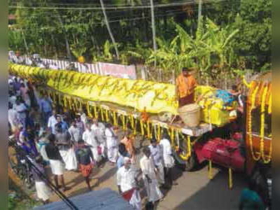 ஆதிகேசவபெருமாள் கோவிலுக்காக 70 அடி உயர கொடி மரம் கொண்டு வரப்பட்டது