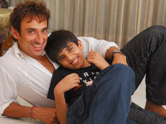 बेटे की पढ़ाई के लिए बिग बॉस कर रहे हैं राहुल देव - i am doing bigg boss  for my son Siddharth education says rahul dev - Navbharat Times