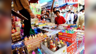 दिवाली पर समाजवादी रॉकेट और मायावती बम की पटाखा बाजार में धूम