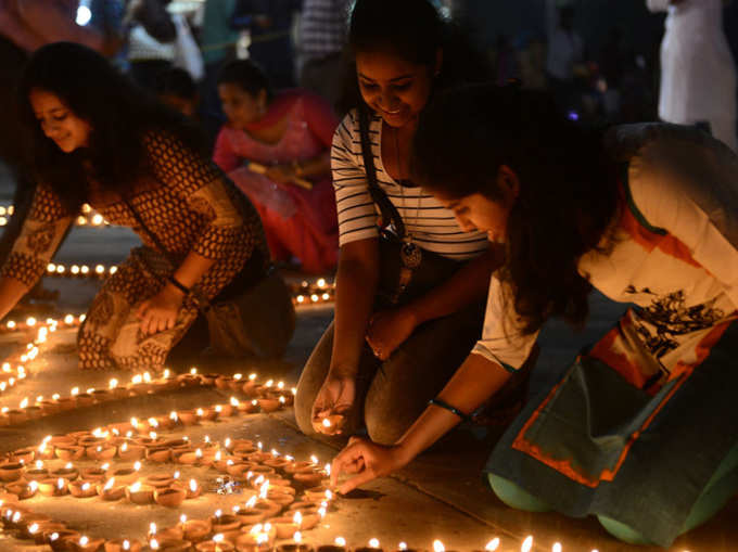 दिवाली पर देश भर में शहीदों के लिए जलाया गया दीया