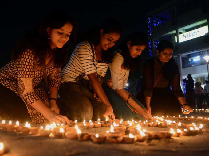 दिवाली पर देश भर में शहीदों के लिए जलाया गया दीया