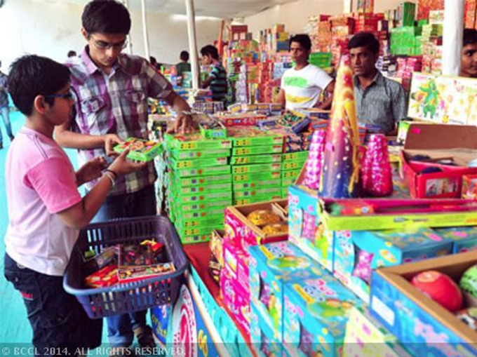 भारत का सबसे बड़ा पटाखा बाजार, चुकाई है बड़ी कीमत