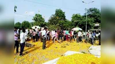 ಚೆಂಡಹೂ ರಸ್ತೆಗೆ, ನೊಂದ ರೈತ ಮನೆಗೆ