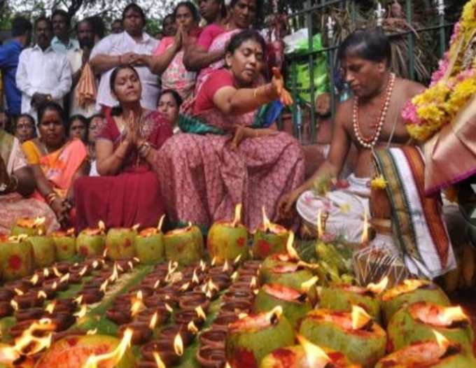 அமாவாசை முன்னிட்டு முதல்வர் நலம்பெற பூசணிக்காய் உடைத்த தொண்டர்கள்