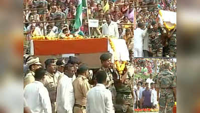 Thousands bid adieu to martyr BSF jawan from Maharashtra 