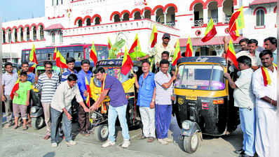 ಕನ್ನಡ ಧ್ವಜಗಳ ಉಚಿತ ವಿತರಣೆ