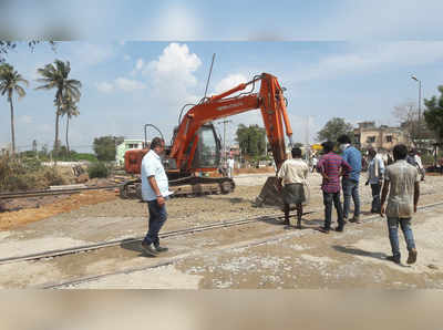 ರೈಲ್ವೆ ಗೇಟ್‌ ಬಳಿ ಡಬಲ್‌ ರಸ್ತೆ ನಿರ್ಮಾಣ