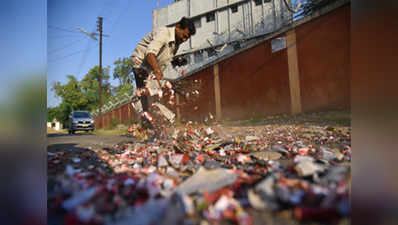 Delhi: Roads littered with garbage post Diwali celebrations 