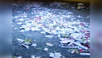 Delhi: Roads littered with garbage post Diwali celebrations 