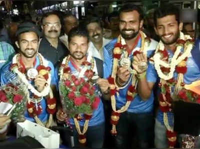 Indian hockey team gets rousing welcome at Bengaluru airport 