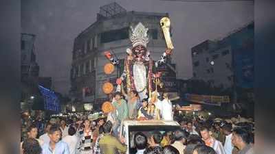 ভাসান ঘিরে উত্তেজনা শহরে, পুলিশের লাঠি