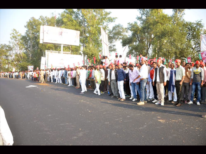 अखिलेश ने शुरू की विकास रथयात्रा