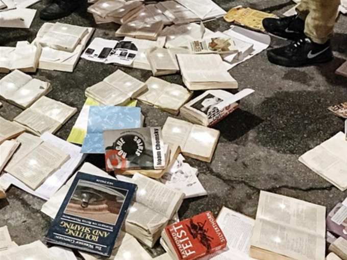 टॉरंटो की सड़क पर आई किताबों की बाढ़