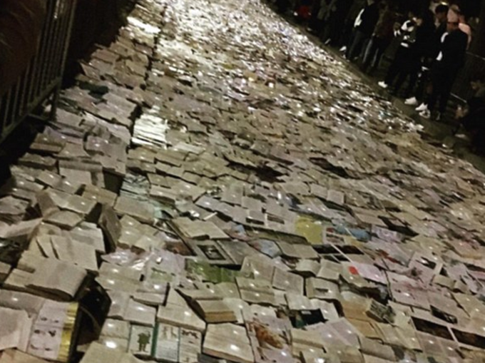 टॉरंटो की सड़क पर आई किताबों की बाढ़