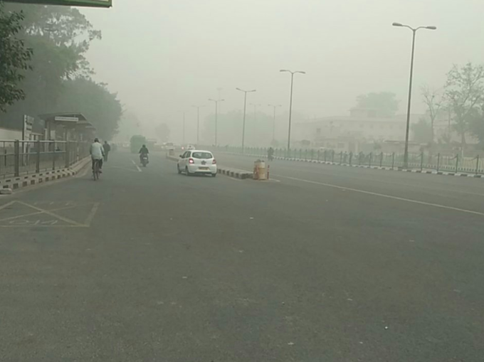 दिल्ली पर और गहराई धुंध की चादर