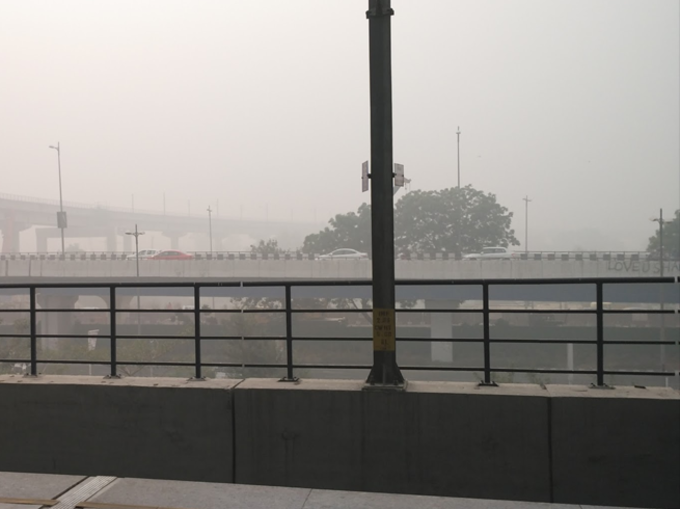 दिल्ली पर और गहराई धुंध की चादर