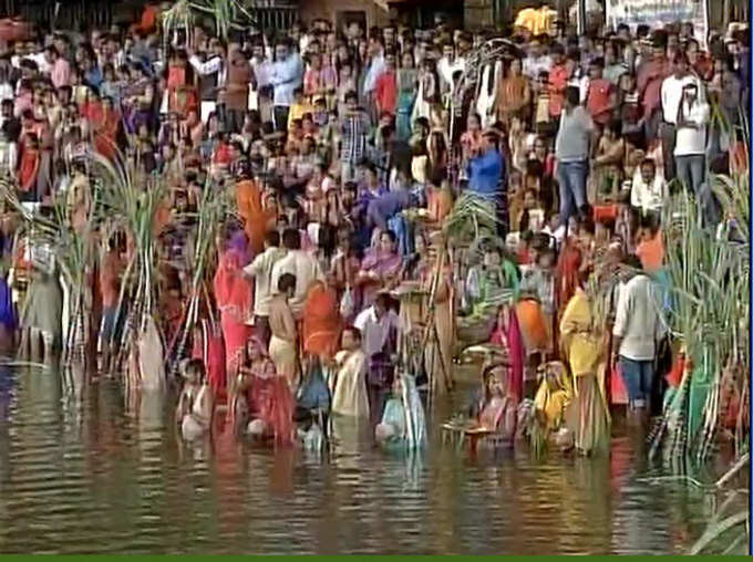 छठ पूजाः अस्ताचलगामी सूर्य को अर्घ्य देते श्रद्धालु