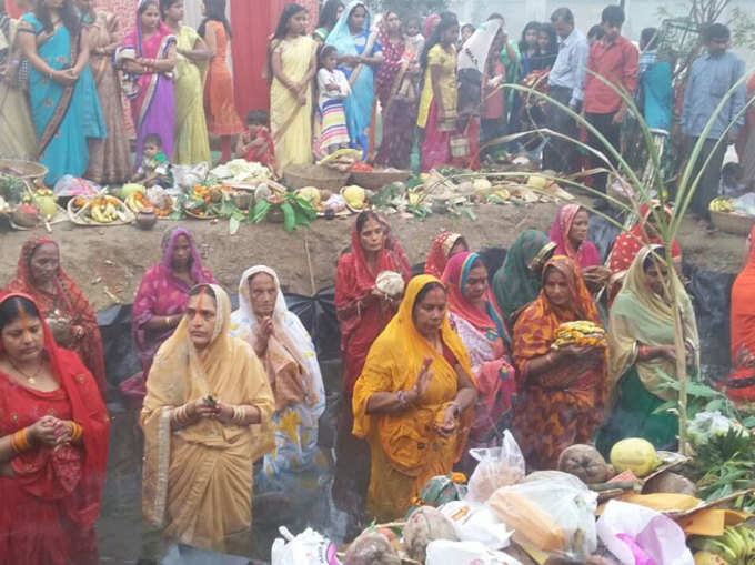 छठ पूजाः अस्ताचलगामी सूर्य को अर्घ्य देते श्रद्धालु