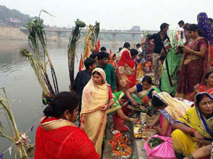 छठ पूजाः अस्ताचलगामी सूर्य को अर्घ्य देते श्रद्धालु