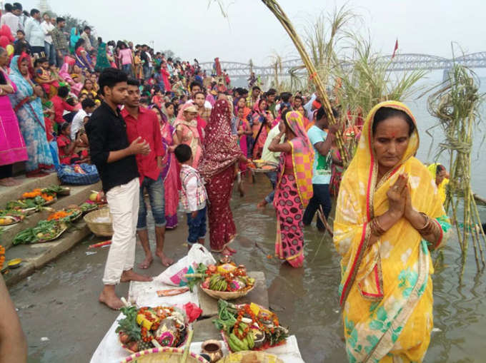 छठ पूजाः अस्ताचलगामी सूर्य को अर्घ्य देते श्रद्धालु