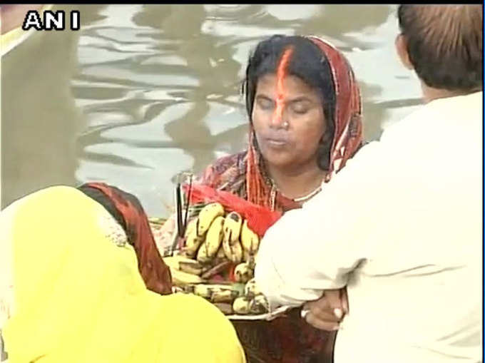 छठ पूजाः अस्ताचलगामी सूर्य को अर्घ्य देते श्रद्धालु