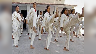 राजौरी: लड़कियों को सेल्फ डिफेंस की ट्रेनिंग दे रही सेना