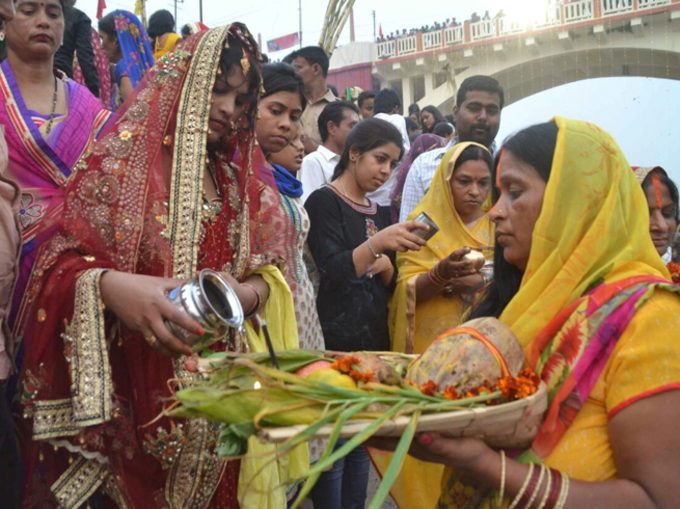 उगते सूर्य को अर्घ्य देते श्रद्धालु