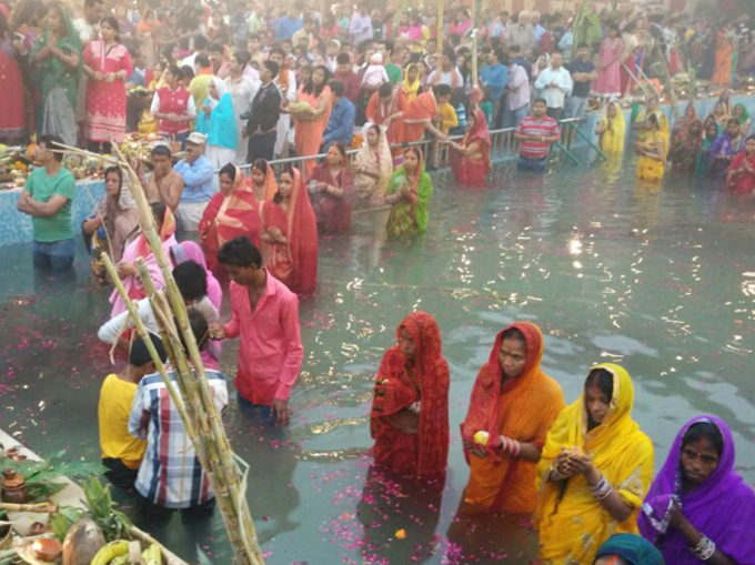 उगते सूर्य को अर्घ्य देते श्रद्धालु