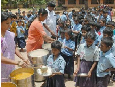 వారు వండితే మేం తినమన్న విద్యార్థులు