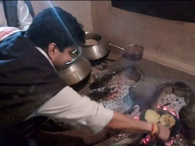 राहुल की राह पर ज्योतिरादित्य, आदिवासी परिवार के घर में चूल्हे पर बनाई रोटी