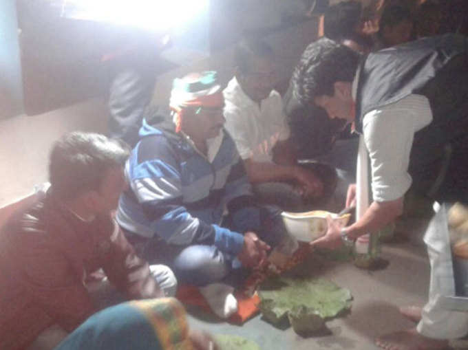 राहुल की राह पर ज्योतिरादित्य, आदिवासी परिवार के घर में चूल्हे पर बनाई रोटी