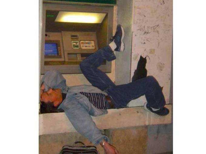 सरकार ने किए नोट बंद, ATM के साथ ऐसा बर्ताव!