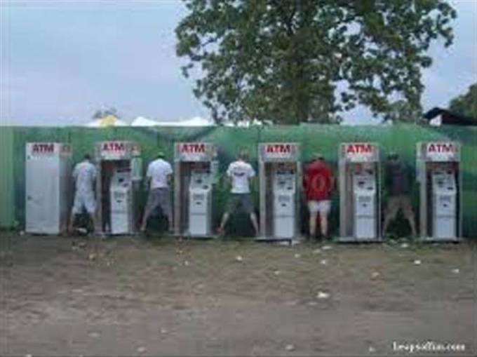 सरकार ने किए नोट बंद, ATM के साथ ऐसा बर्ताव!