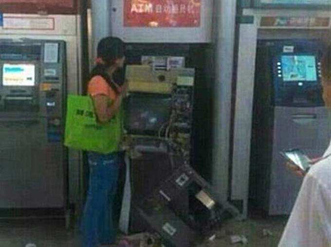 सरकार ने किए नोट बंद, ATM के साथ ऐसा बर्ताव!