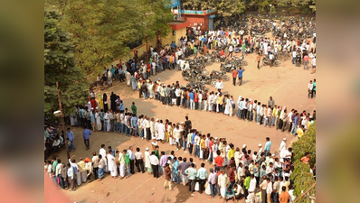 मऊ में बैंक पर फूटा भीड़ का गुस्‍सा, पथराव-फायरिंग