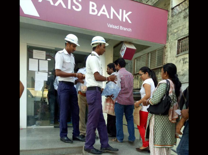 नोटबंदीः बैंक की कतार में खड़े लोगों के लिए मदद के हाथ