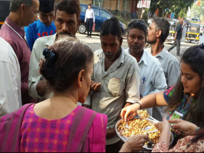 चना बांटते हुए महिलाएं...