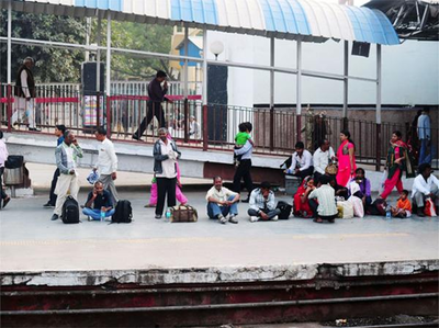 मुगलसराय में महिला की फोटो खींच रहा युवक पुलिस देख भागा, ट्रेन से कटा पैर