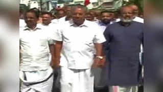 Demonetisation: Kerala CM sits on protest outside RBI office 