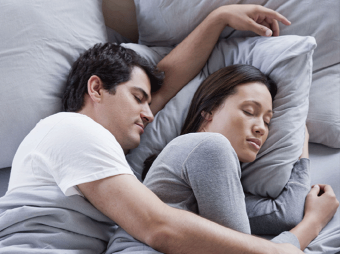 सोने का तरीका बताता है आपकी लव लाइफ के बारे में