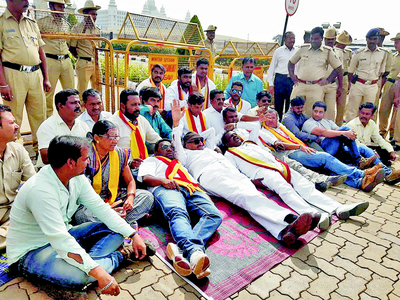 ಸುವರ್ಣ ವಿಧಾನಸೌಧ ಮುಂದೆ ಮಲಗಿ ಪ್ರತಿಭಟನೆ