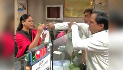 Demonetisation: NGO workers gift flowers to thank overworked bank employees 