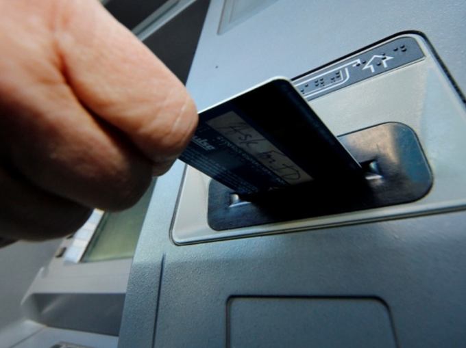 ATM के चक्कर काट रहे हैं? हाथ धोए क्या?