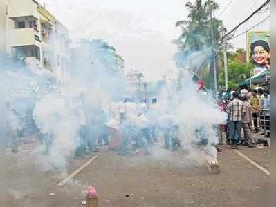 மூன்று தொகுதிகளிலும் அதிமுக முன்னிலை : தொண்டர்கள் கொண்டாட்டம்