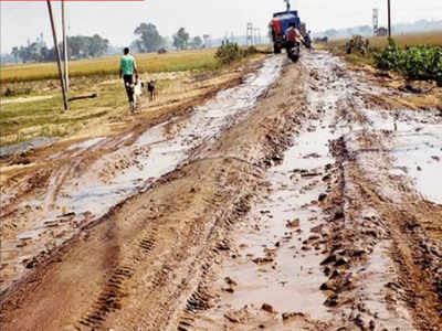 জলভরা বালি পড়ে রাস্তায়, দুর্ঘটনার শঙ্কা